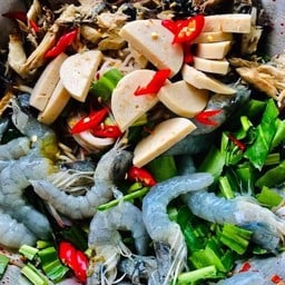 ยำขนมจีนไก่ยอกุ้งสด