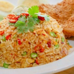 ข้าวผัดพริกกระเทียมไก่กรอบ