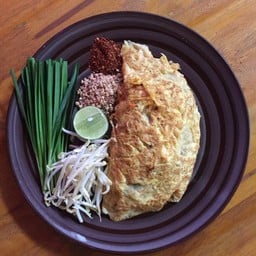 ผัดไทธรรมดาห่อไข่