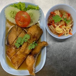 ปลาอินทรีย์ทอดราดน้ำปลา