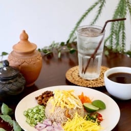 ข้าวคลุกกะปิ + ปีกไก่ทอดน้ำปลา + เครื่องดื่มชา 1 แก้ว