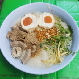 โจ๊กหมู ไข่เค็ม ตับ ไส้