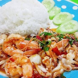 ข้าวราดกระเพราหมึก กุ้ง ทะเล