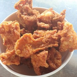 หนังไก่ทอด      ขนาด  100กรัม (1ขีด)