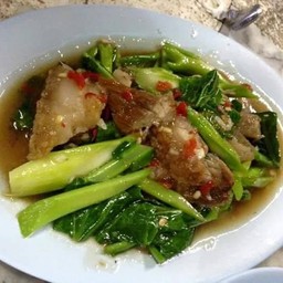 คะน้าหมูกรอบ