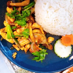 ข้าวไก่ผัดเห็ด