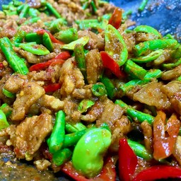 ผัดเผ็ดหมูกับถั่วฝักยาว ( พิเศษ )