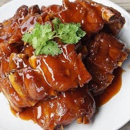 หมูอบ เสิร์ฟพร้อมข้าวสวย