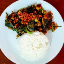 ข้าวกะเพราไข่เยี่ยวม้า