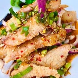 น้ำตก คอหมูย่าง (กับข้าว)