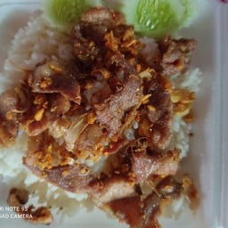 ข้าวราดทอดกระเทียมพริกไทย