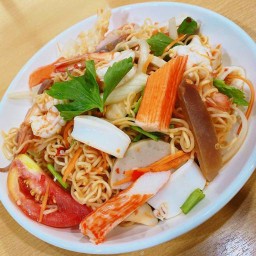 ยำแซ่บ 4 แม่ครัว