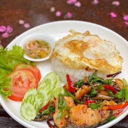 ข้าวกระเพราปลาแซลมอน