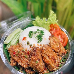 ข้าวปีกไก่ทอดคั่วพริกเกลือ