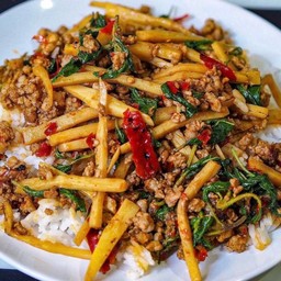 กะเพราหมูสับใส่หน่อไม้เหลืองราดข้่าว