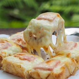 ขนมปังกระเพราไก่