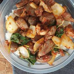 ข้าวกระเพราเครื่องในไก่