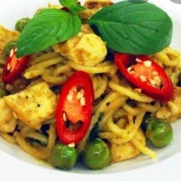 Spaghetti With Green Curry Chicken