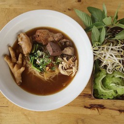 ก๋วยเตี๋ยวไก่ตุ๋นมะระ เส้นบะหมี่แบนน้ำ (ธรรมดาน่องเล็ก)