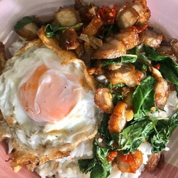 กะเพราหมูกรอบ+ไข่ดาวราดข้าว