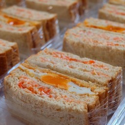 แซนวิชปูอัด + ไข่ดาว ( ปังโฮลวีท )