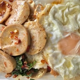 กะเพราหมูยอ+ไข่ดาวราดข้าว