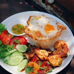 ข้าวกระเพรากุ้งไข่ดาว