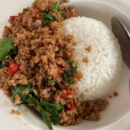 กะเพราหมูสับราดข้าว