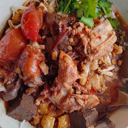 ขนมจีนน้ำเงี้ยว+พิเศษเครื่อง