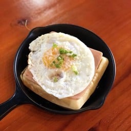 วาฟเฟิลแฮมไข่ดาว