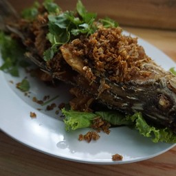 ปลากระพงทอดกระเทียมพริกไท