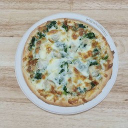 พิซซ่าแป้งสด โลตัสเอ็กซ์เพ็รสศาลากลางหน้าหมู่บ้านคณาสิริ