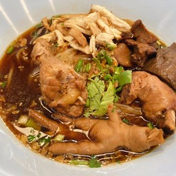 ก๋วยเตี๋ยวไก่ตุ๋นมะระ เส้นบะหมี่กลมน้ำ (ธรรมดาน่องเล็ก)