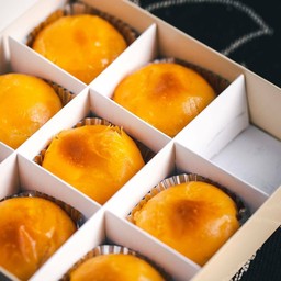 ขนมเปี๊ยะลาวาไข่เค็ม กล่อง 9 ชิ้น