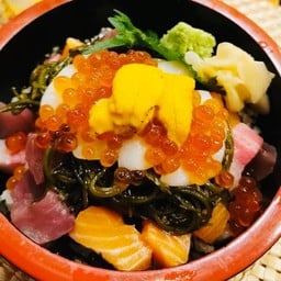 ข้าวหน้าปลาดิบรวม อูนิ ไข่แซลมอน หอยเซชล์