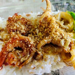 กุ้งหมึกทอดกระเทียมราดข้าว
