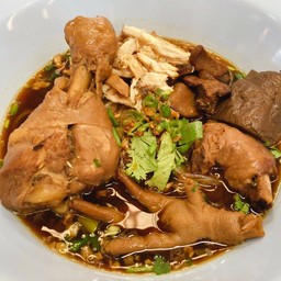 ก๋วยเตี๋ยวไก่ตุ๋นมะระ เส้นใหญ่น้ำ (พิเศษน่องใหญ่)