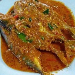 ปลาทูราดเครื่องแกง