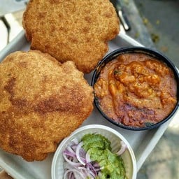 Aloo Poori set - 2 fried Dough with potato curry โรตีทอด 2แกงกะหรี่มันฝรั่ง