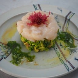 สลัดหอยเชลล์ดิบและอะโวคาโด