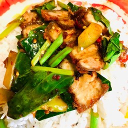 ผัดคะน้าหมูกรอบ