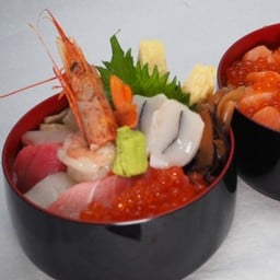 ข้าวหน้าปลาดิบรวมพิเศษ