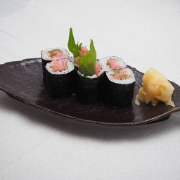 ข้าวห่อสาหร่ายไส้ปลาทูน่าส่วนท้องสับกับต้นหอม