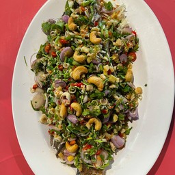 ปลากะพงยำสมุนไพร