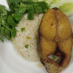 ข้าวผัดกระเทียม+ปลาอินทรีย์ทอด