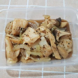 กับข้าว ปลา-เห็ดกระเทียมพริกไทยดำ