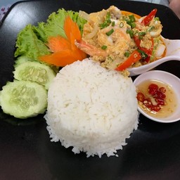 ผัดผงกระหรี่ซีฟู๊ดราดข้าว