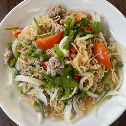 ยำมาม่า หมูสับ