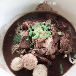 ก๋วยเตี๋ยวเรือช้อนทองขจรวิทย์ ติดร้านอุปกรณ์ไฟ&ปะยาง