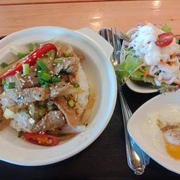 ข้าวหน้าไก่ผัดซอสญี่ปุ่น